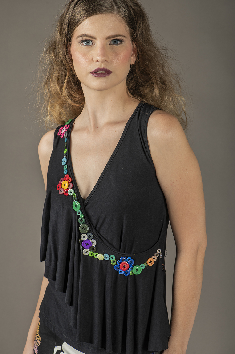 REGATA COM APLICAÇÃO ARTESANAL DE FLORES DE BOTÃO COM JABOT DIAGONAL NA FRENTE - Imagem 3