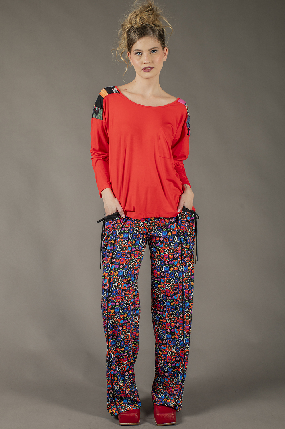 BLUSA DE MANGA LONGA SOLTINHA, COM RECORTE DE PATCHWORK NO OMBRO E DETALHE DE BOLSINHO NA FRENTE - Imagem 4