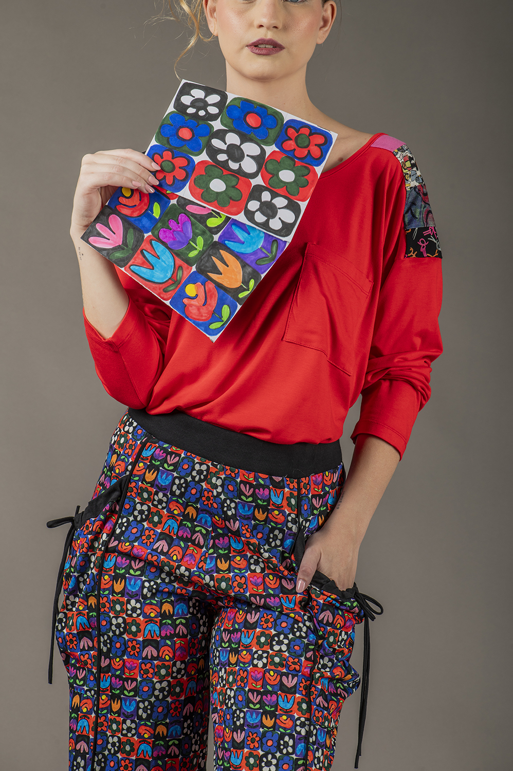 BLUSA DE MANGA LONGA SOLTINHA, COM RECORTE DE PATCHWORK NO OMBRO E DETALHE DE BOLSINHO NA FRENTE - Imagem 5