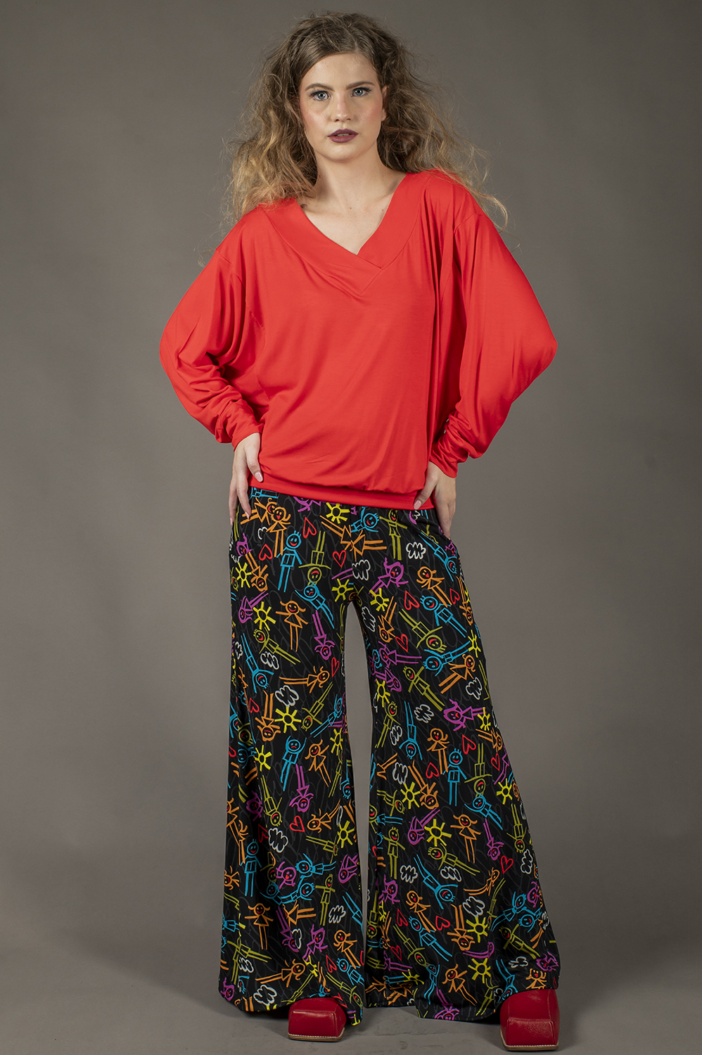 BLUSA DECOTE V, MANGA LONGA LEVEMENTE MORCEGO COM DETALHE DE PUNHO NA MANGA E NO CÓS