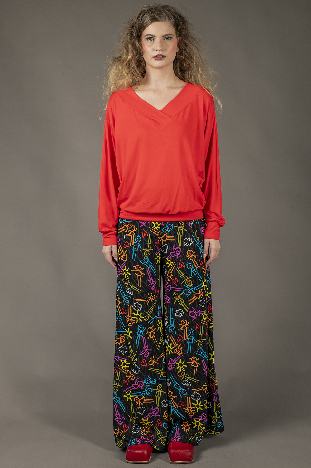 BLUSA DECOTE V, MANGA LONGA LEVEMENTE MORCEGO COM DETALHE DE PUNHO NA MANGA E NO CÓS