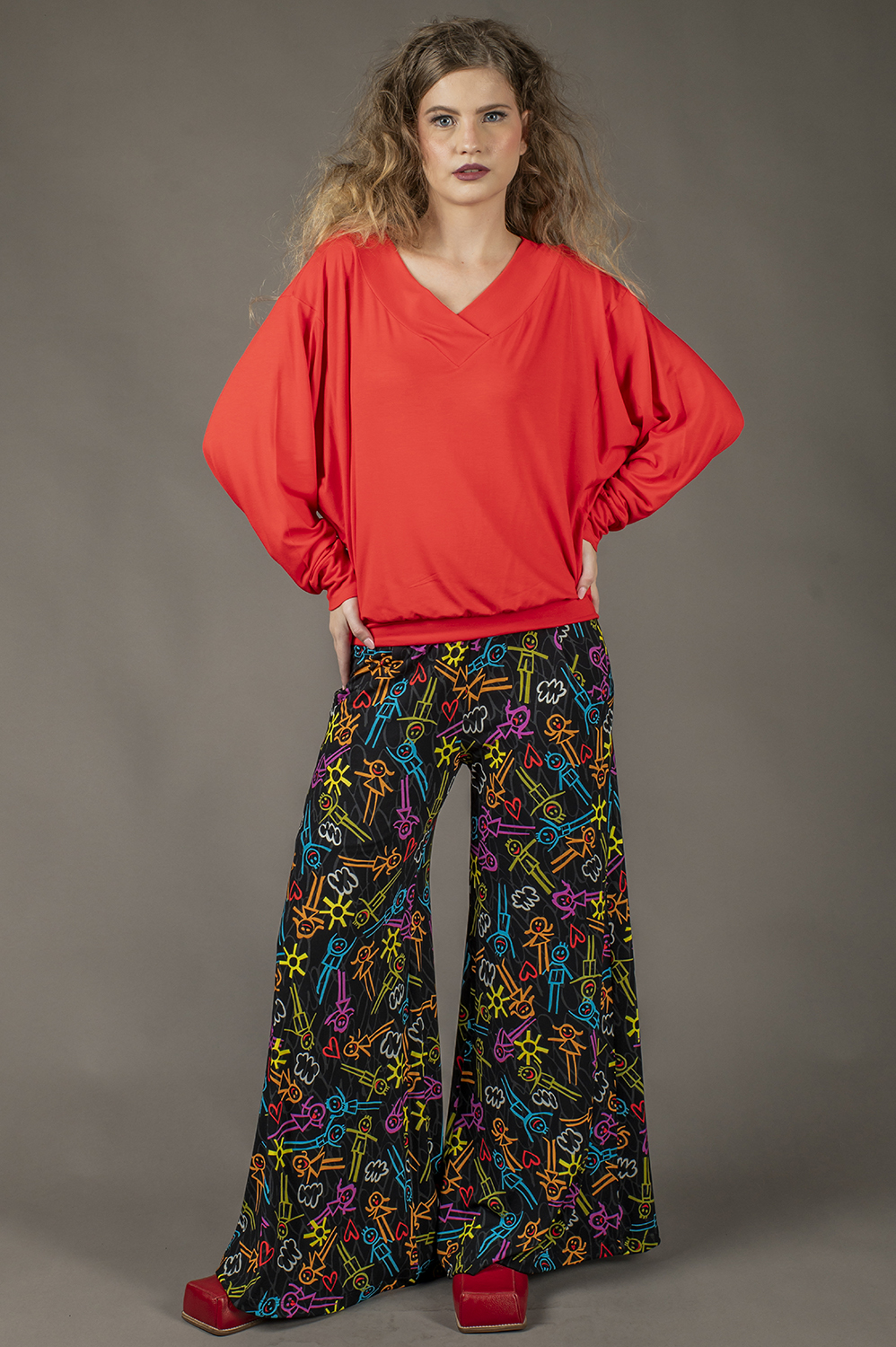 BLUSA DECOTE V, MANGA LONGA LEVEMENTE MORCEGO COM DETALHE DE PUNHO NA MANGA E NO CÓS - Imagem 3