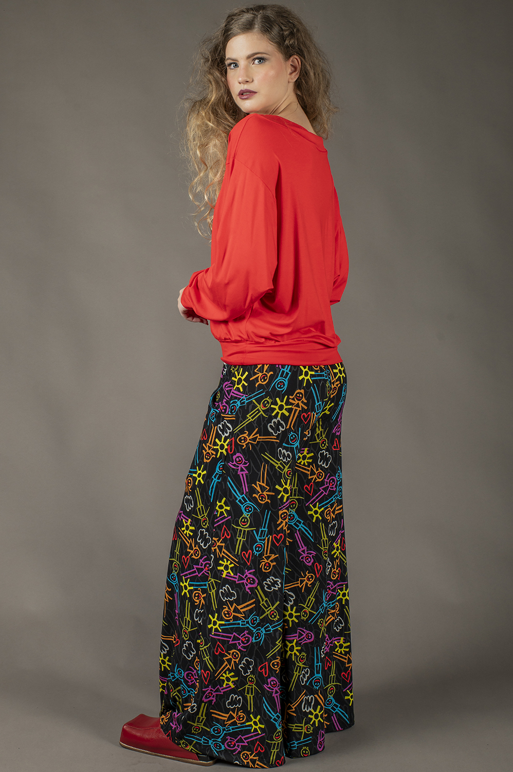 BLUSA DECOTE V, MANGA LONGA LEVEMENTE MORCEGO COM DETALHE DE PUNHO NA MANGA E NO CÓS - Imagem 4