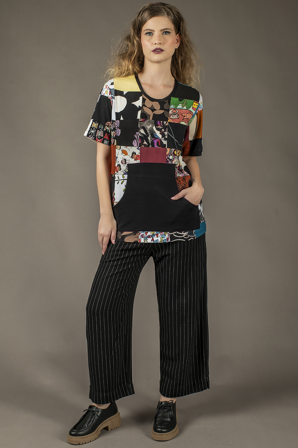 BLUSA DE PATCHWORK TIPO CAMISETA SOLTINHA, DE MANGA CURTA COM BOLSO CANGURU