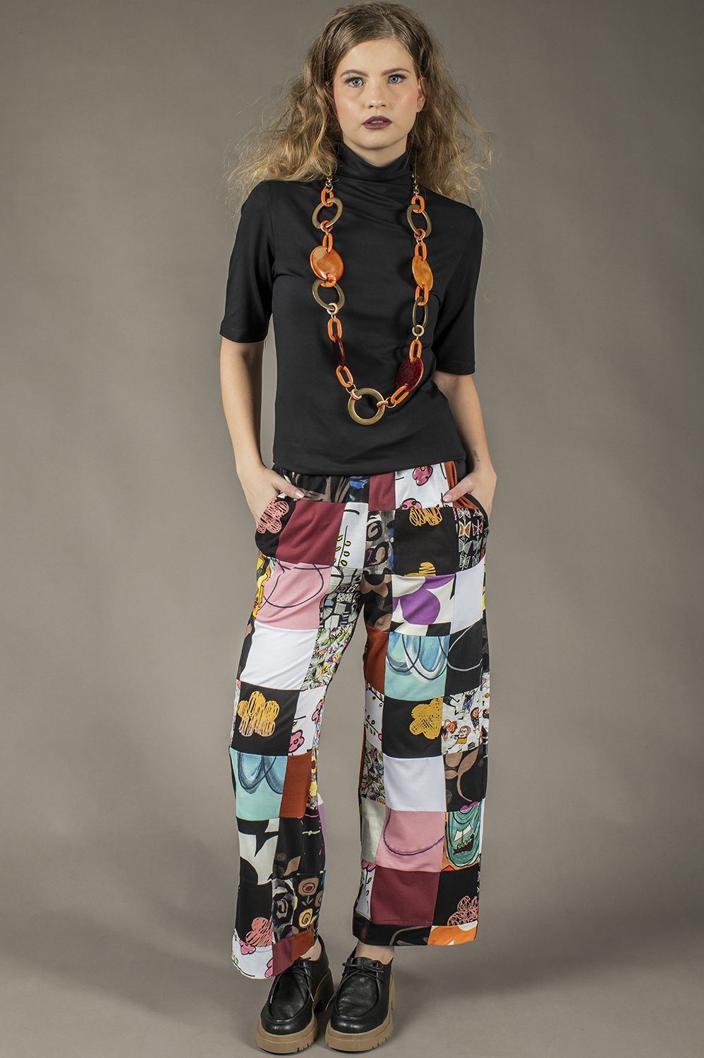 CALÇA DE PATCHWORK PESCADOR COM ELÁSTICO NO CÓS, BOLSOS E DETALHE DE FENDINHA NA BARRA - Imagem 2