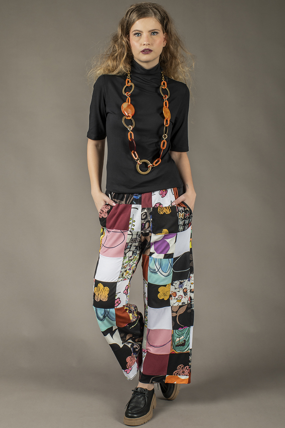 CALÇA DE PATCHWORK PESCADOR COM ELÁSTICO NO CÓS, BOLSOS E DETALHE DE FENDINHA NA BARRA - Imagem 4