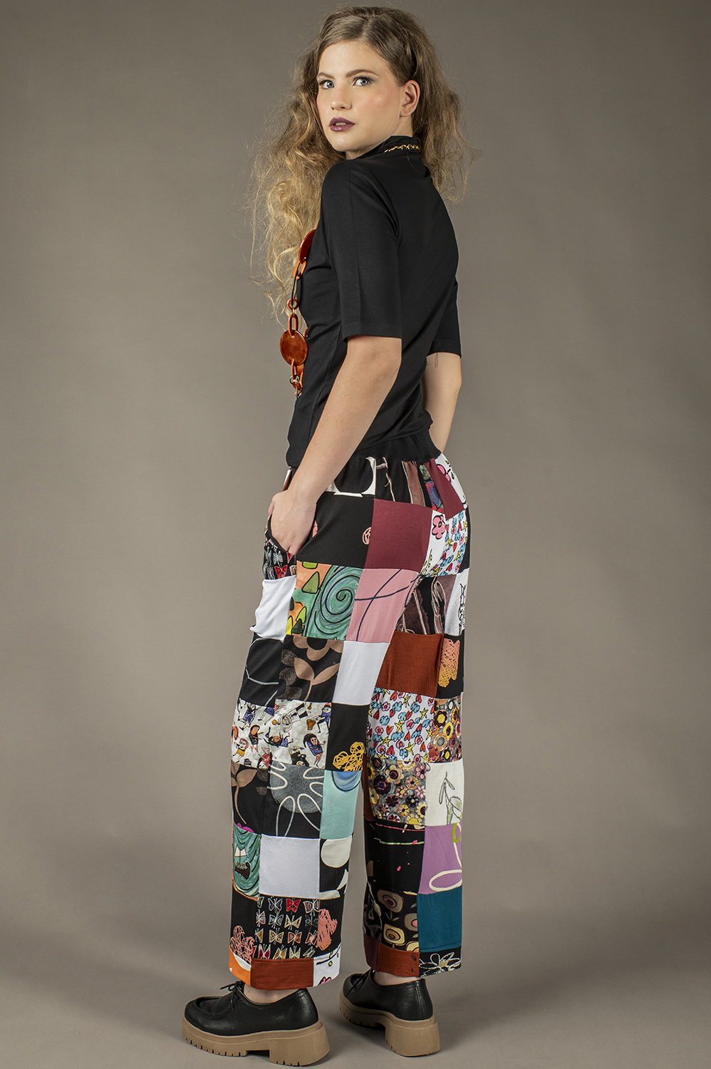 CALÇA DE PATCHWORK PESCADOR COM ELÁSTICO NO CÓS, BOLSOS E DETALHE DE FENDINHA NA BARRA - Imagem 8