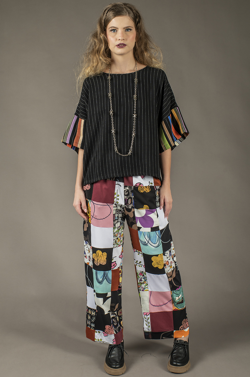 CALÇA DE PATCHWORK PESCADOR COM ELÁSTICO NO CÓS, BOLSOS E DETALHE DE FENDINHA NA BARRA - Imagem 3