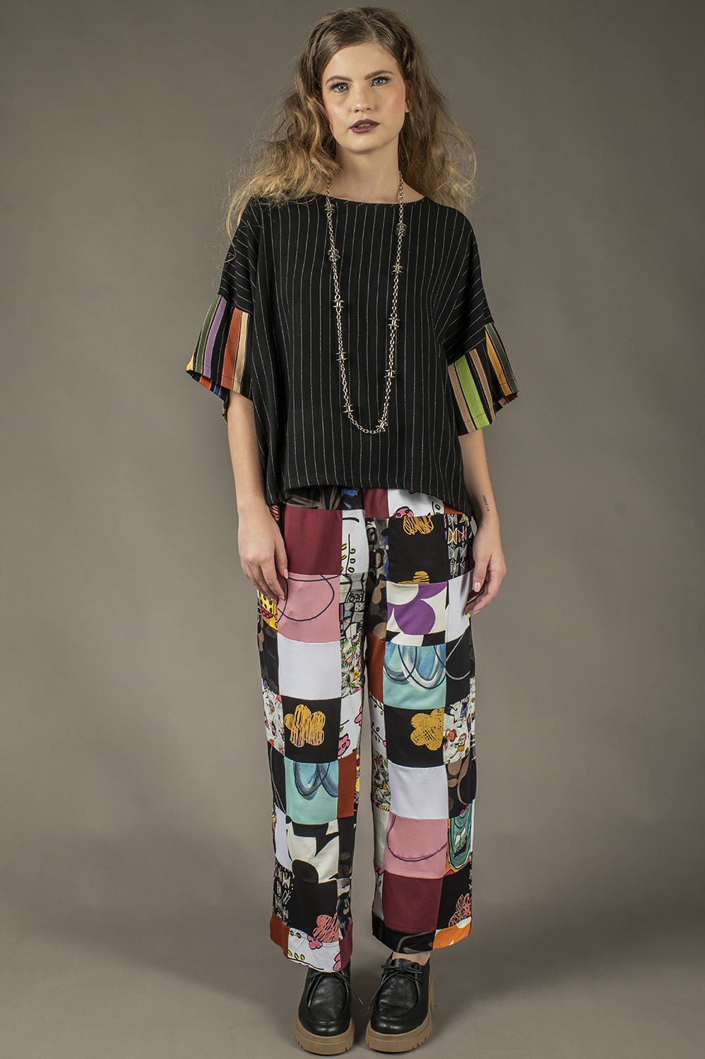 CALÇA DE PATCHWORK PESCADOR COM ELÁSTICO NO CÓS, BOLSOS E DETALHE DE FENDINHA NA BARRA - Imagem 5