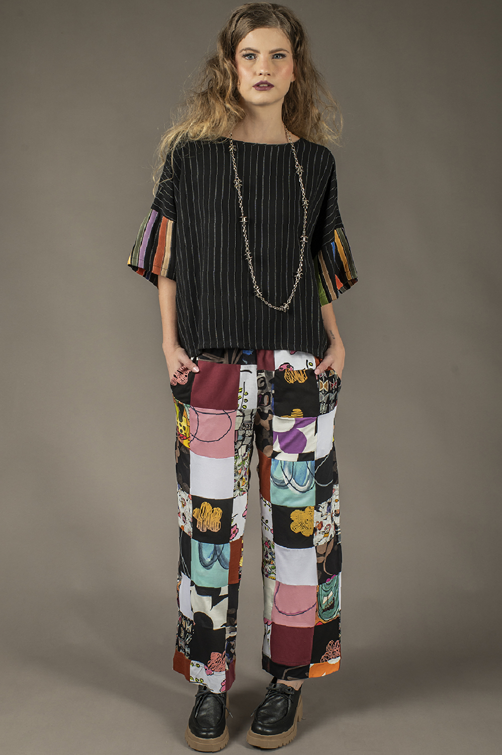 CALÇA DE PATCHWORK PESCADOR COM ELÁSTICO NO CÓS, BOLSOS E DETALHE DE FENDINHA NA BARRA - Imagem 7