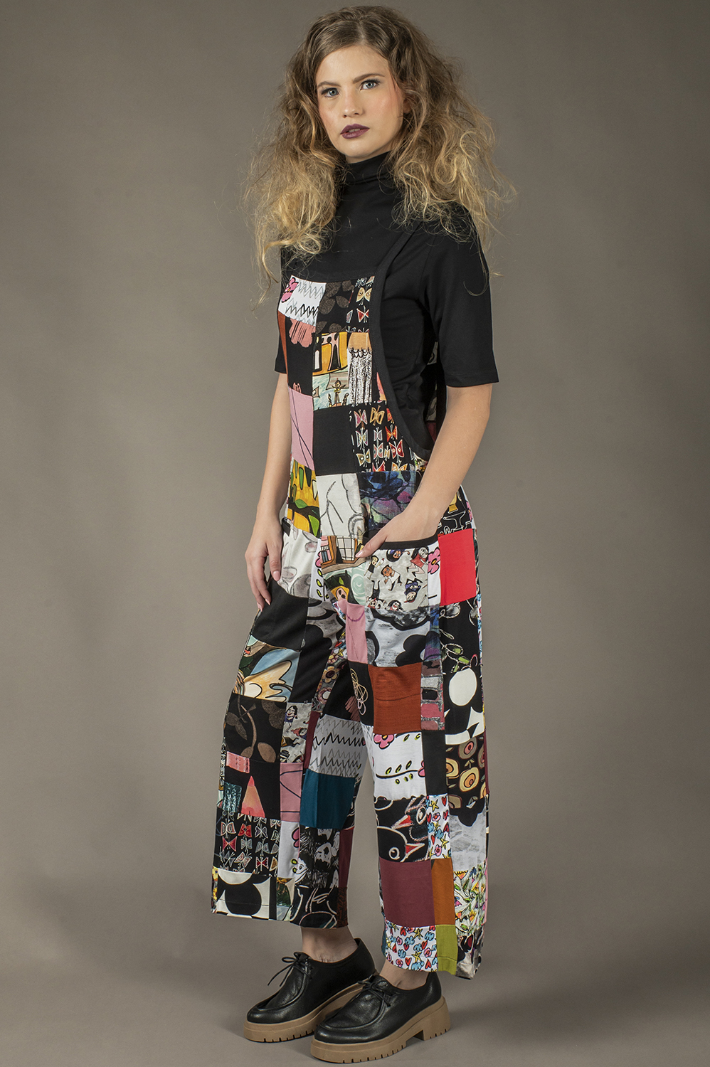 MACACÃO DE PATCHWORK TIPO JARDINEIRA, PANTACOURT DE ALÇA COM BOLSOS FRONTAIS - Imagem 4