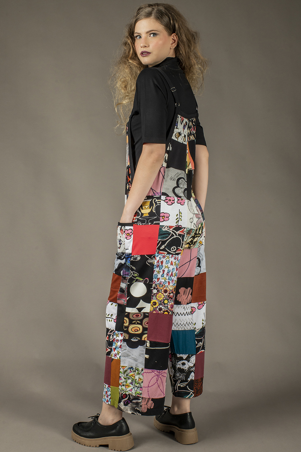 MACACÃO DE PATCHWORK TIPO JARDINEIRA, PANTACOURT DE ALÇA COM BOLSOS FRONTAIS - Imagem 5