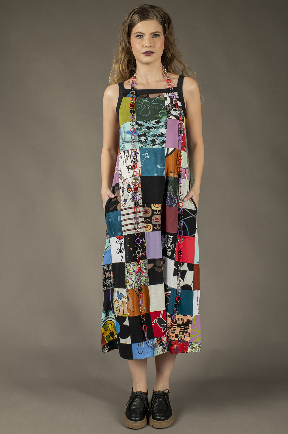 VESTIDO DE PATCHWORK MIDI DE ALÇA, DECOTE RETO, LEVEMENTE LINHA A, COM BOLSOS - Imagem 3