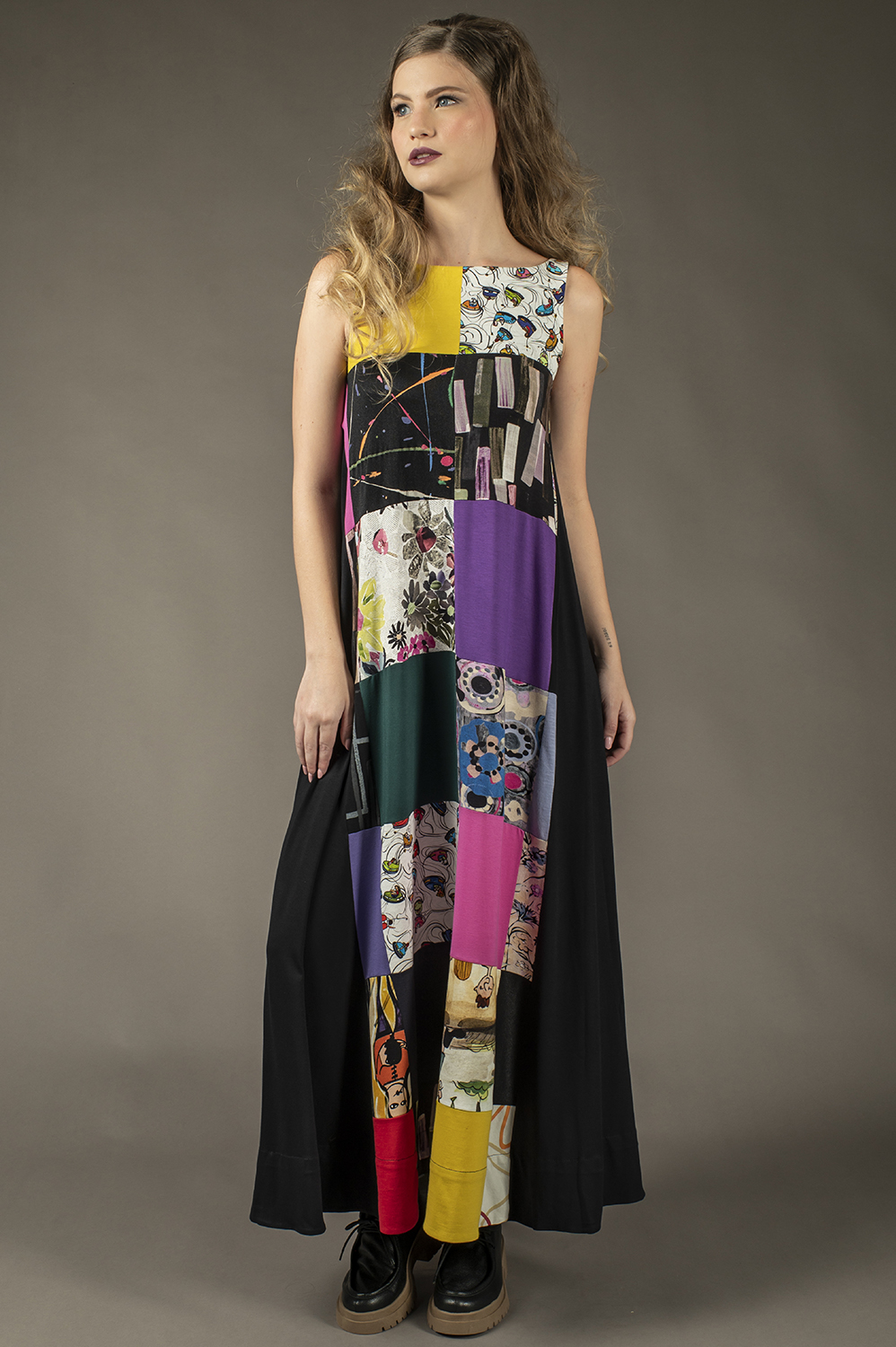 VESTIDO DE PATCHWORK REGATA OVERMIDI, LINHA A COM CONES NAS LATERAIS - Imagem 3
