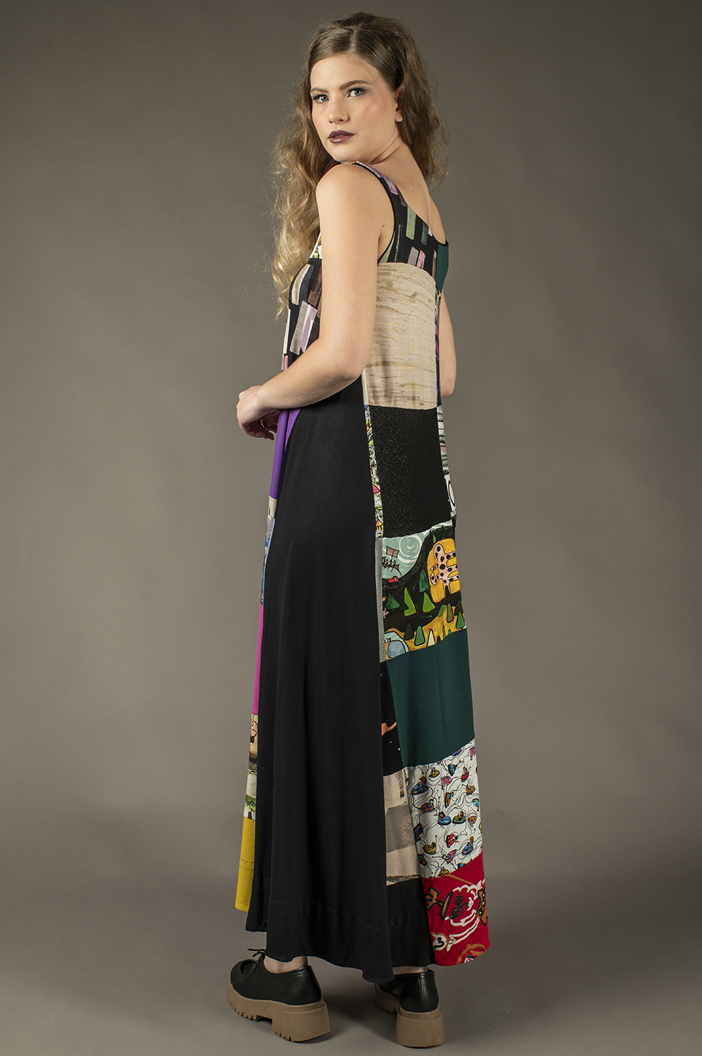 VESTIDO DE PATCHWORK REGATA OVERMIDI, LINHA A COM CONES NAS LATERAIS - Imagem 4