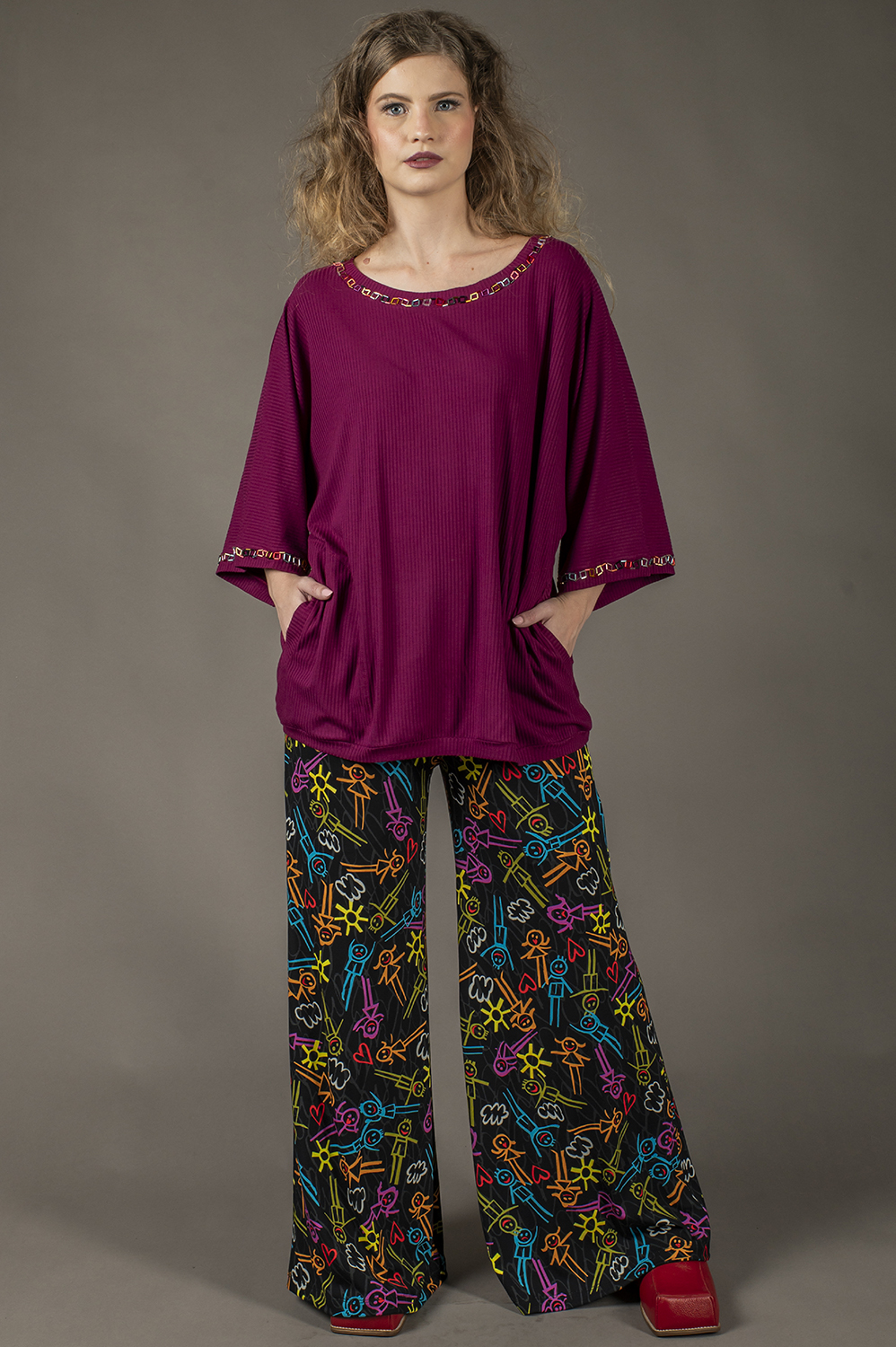 BLUSA ALL SIZES COM APLICAÇÃO ARTESANAL DE VIDRILHOS, SOLTA E COM BOLSOS