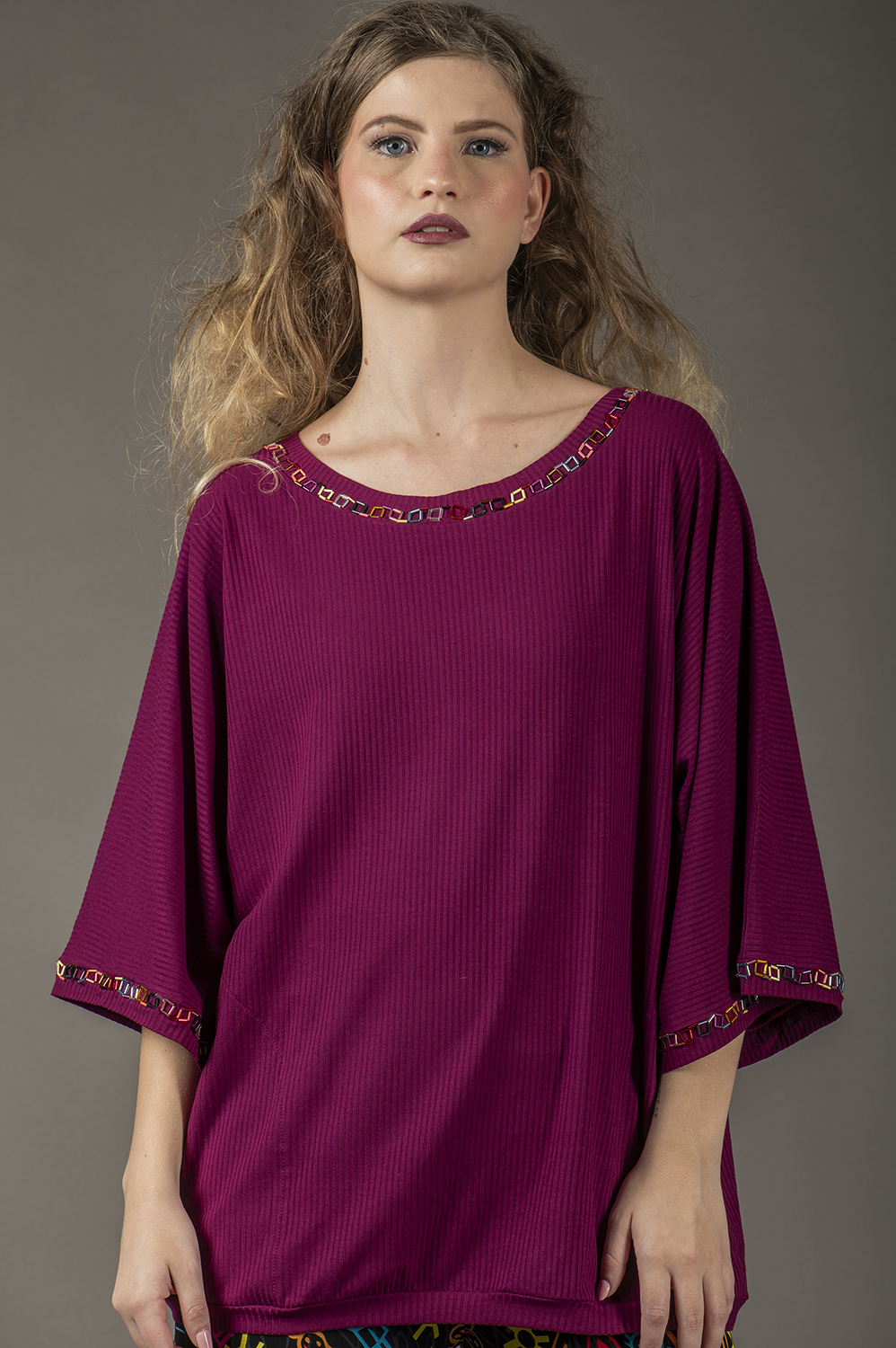 BLUSA ALL SIZES COM APLICAÇÃO ARTESANAL DE VIDRILHOS, SOLTA E COM BOLSOS