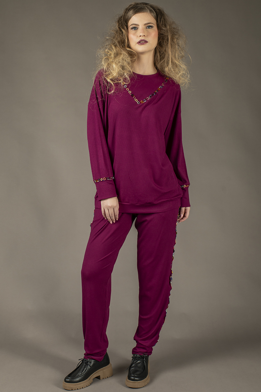 BLUSA COM APLICAÇÃO ARTESANAL DE VIDRILHOS SOLTINHA COM GOLA ROLÊ E SUPER PUNHO