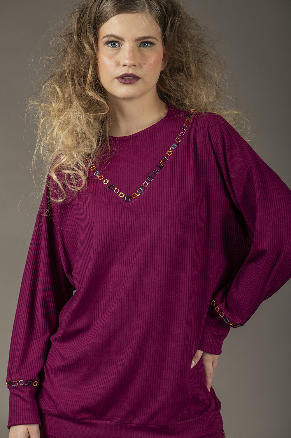 BLUSA COM APLICAÇÃO ARTESANAL DE VIDRILHOS SOLTINHA COM GOLA ROLÊ E SUPER PUNHO