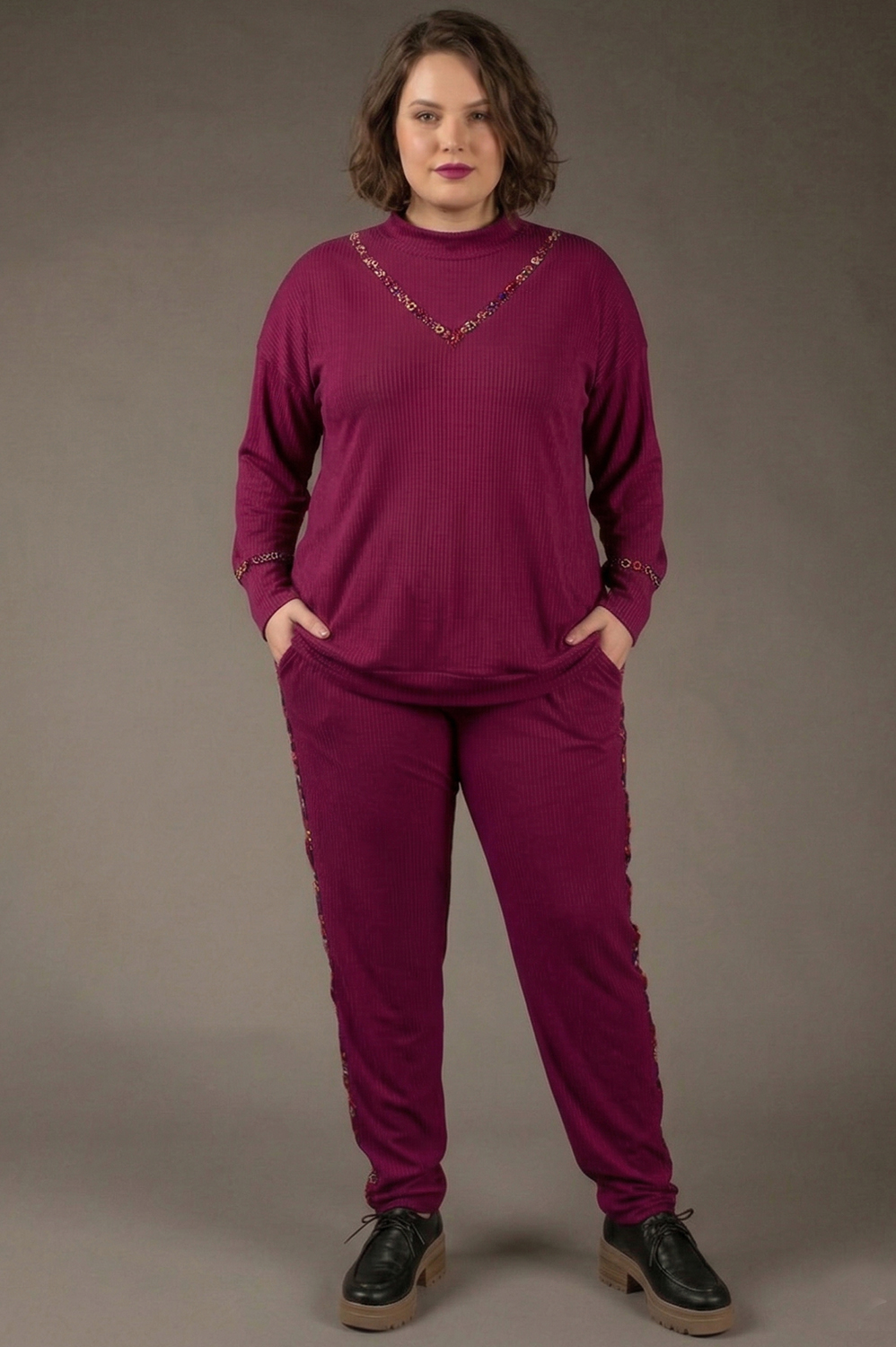 BLUSA PLUS SIZE COM APLICAÇÃO ARTESANAL DE VIDRILHOS SOLTINHA COM GOLA ROLÊ E SUPER PUNHO