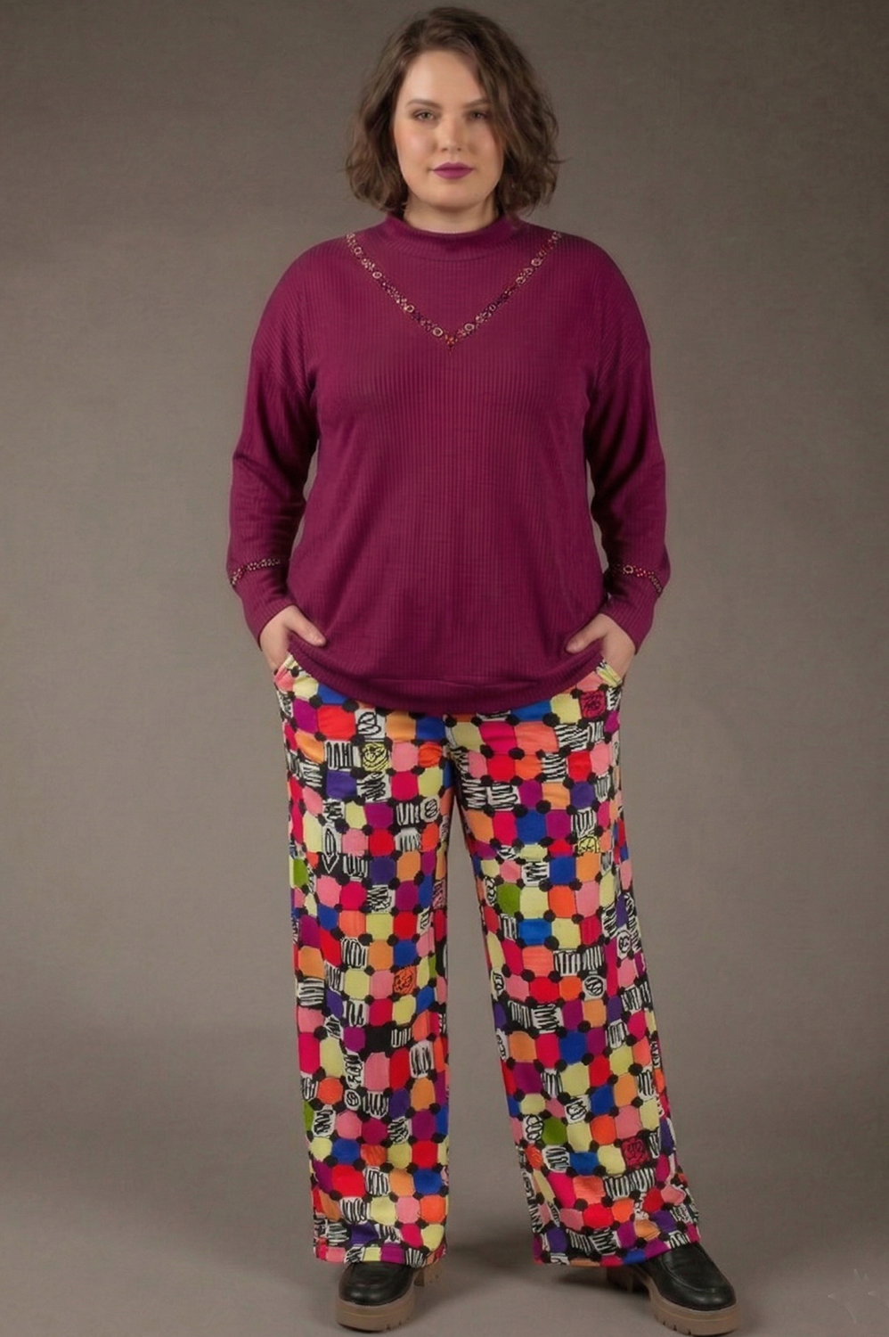 BLUSA PLUS SIZE COM APLICAÇÃO ARTESANAL DE VIDRILHOS SOLTINHA COM GOLA ROLÊ E SUPER PUNHO