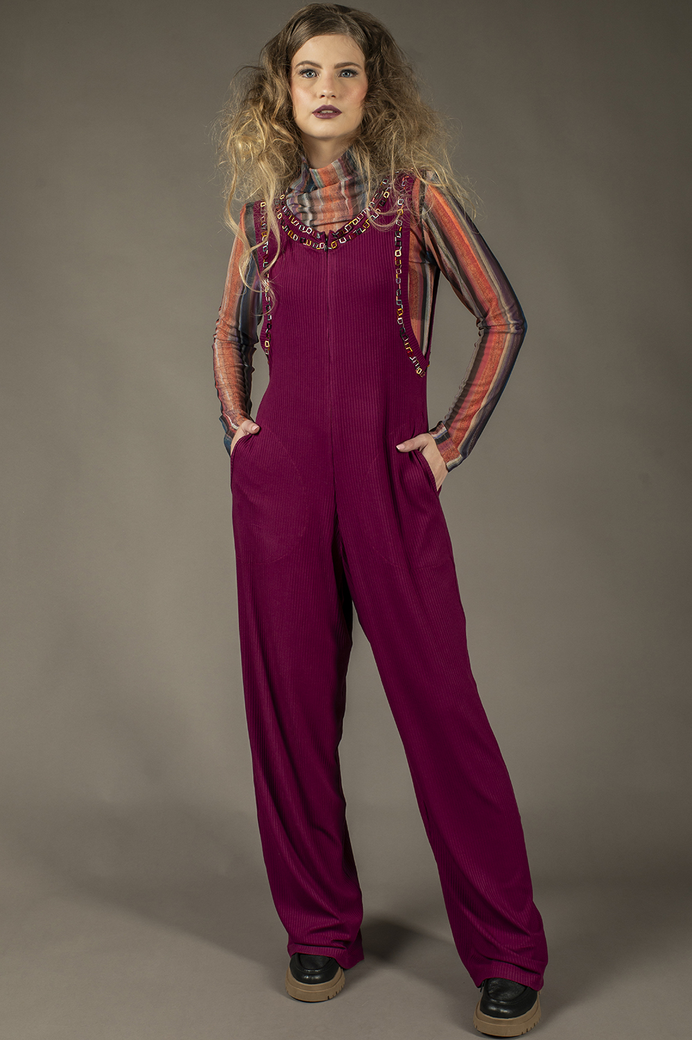 MACACÃO COM APLICAÇÃO ARTESANAL DE VIDRILHOS, RETO, SOLTINHO, REGATA, COM SUPER CAVA, ZÍPER FRONTAL E BOLSOS