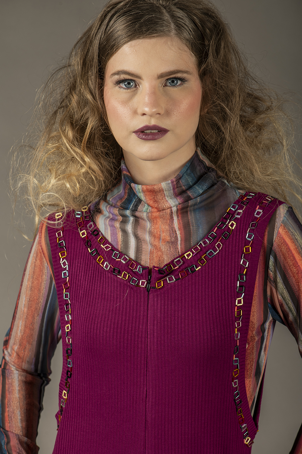 MACACÃO COM APLICAÇÃO ARTESANAL DE VIDRILHOS, RETO, SOLTINHO, REGATA, COM SUPER CAVA, ZÍPER FRONTAL E BOLSOS