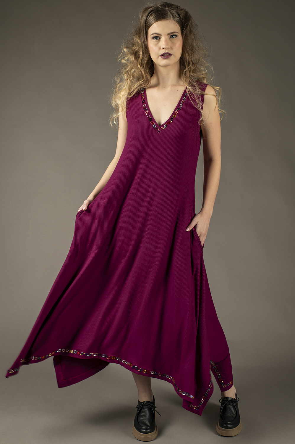 VESTIDO COM APLICAÇÃO ARTESANAL DE VIDRILHOS, REGATA, OVERMIDI, COM PONTAS LATERAIS E BOLSOS