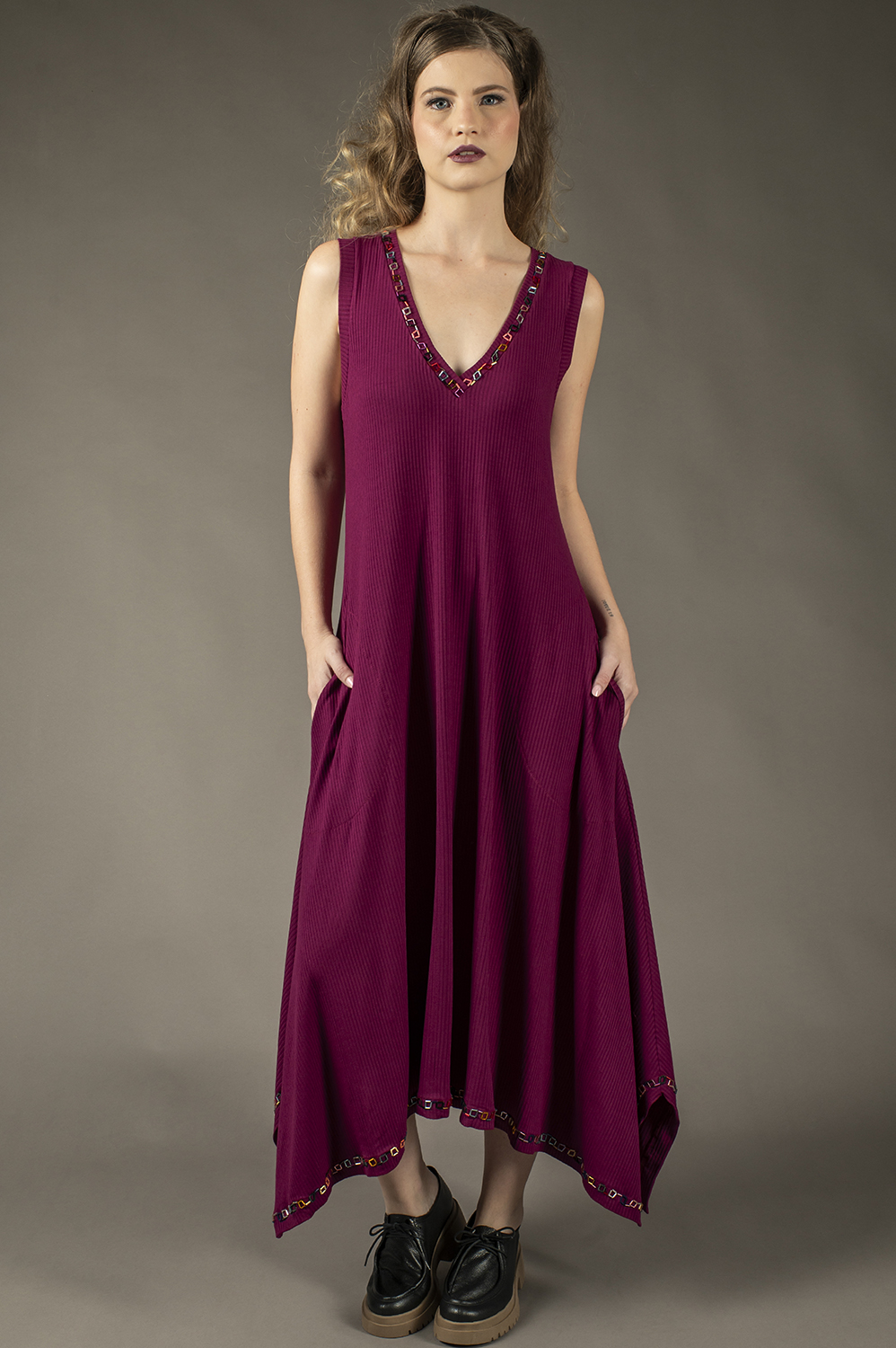 VESTIDO COM APLICAÇÃO ARTESANAL DE VIDRILHOS, REGATA, OVERMIDI, COM PONTAS LATERAIS E BOLSOS