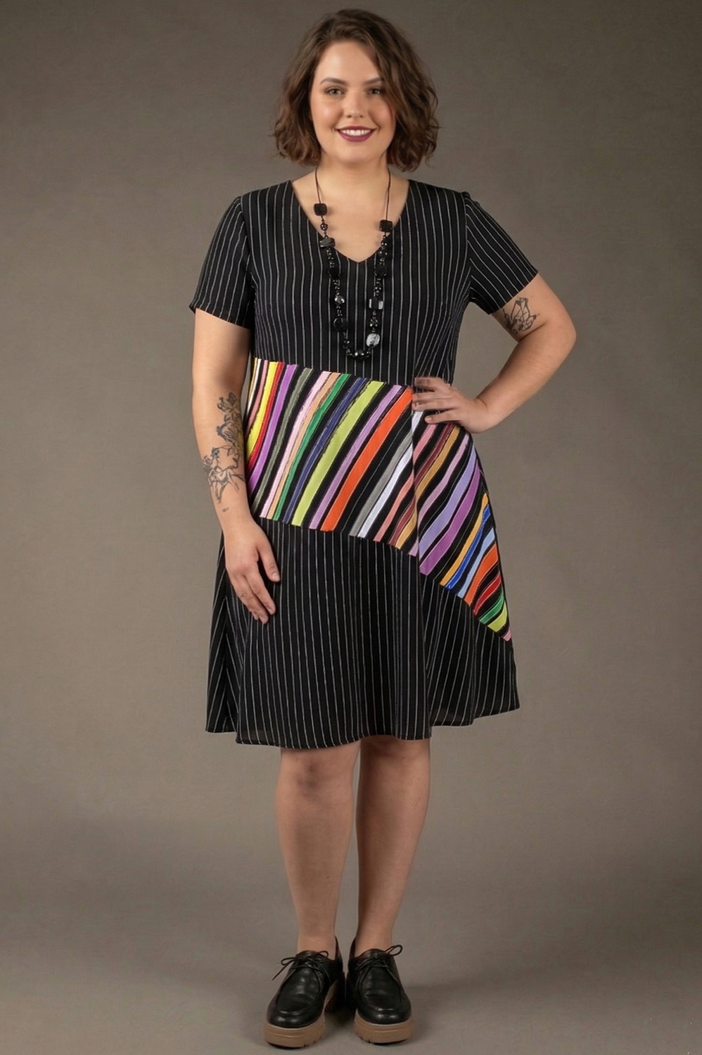 VESTIDO PLUS SIZE COM CUSTOMIZAÇÃO DE APLICAÇÃO DE VIES, LINHA A COM RECORTES DIAGONAIS, MANGA CURTA E BOLSOS