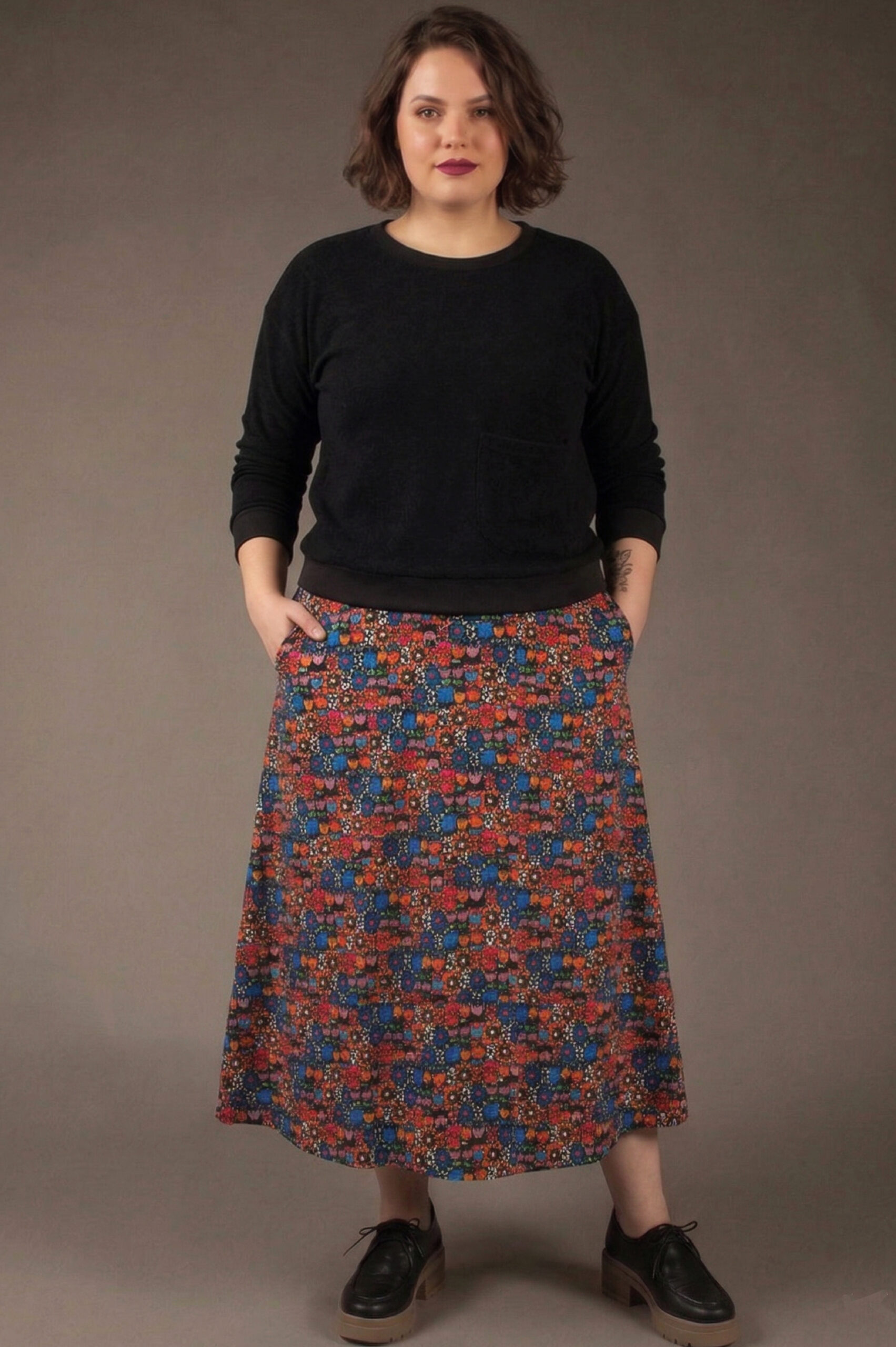 SAIA PLUS SIZE NO JOELHO, LEVEMENTE EVASÉE COM CÓS DE RIBANA E BOLSOS