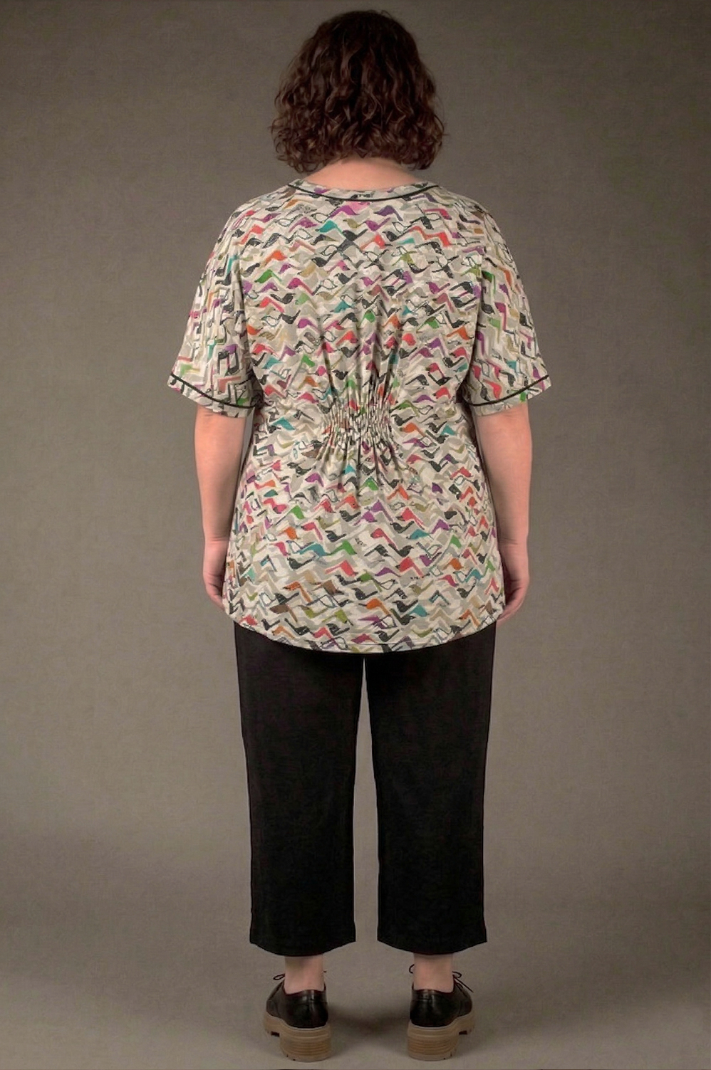 BLUSA PLUS SIZE BEM AMPLA COM DETALHE DE FRANZIDO NAS COSTAS