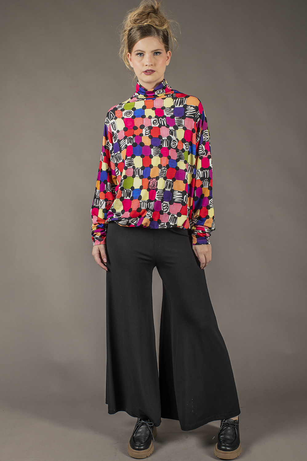 BLUSA AMPLA BEM SOLTA, COM MANGA LONGA, GOLA ALTA E ELÁSTICO NA CINTURA