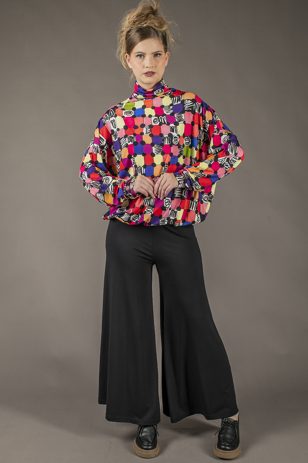 BLUSA AMPLA BEM SOLTA, COM MANGA LONGA, GOLA ALTA E ELÁSTICO NA CINTURA