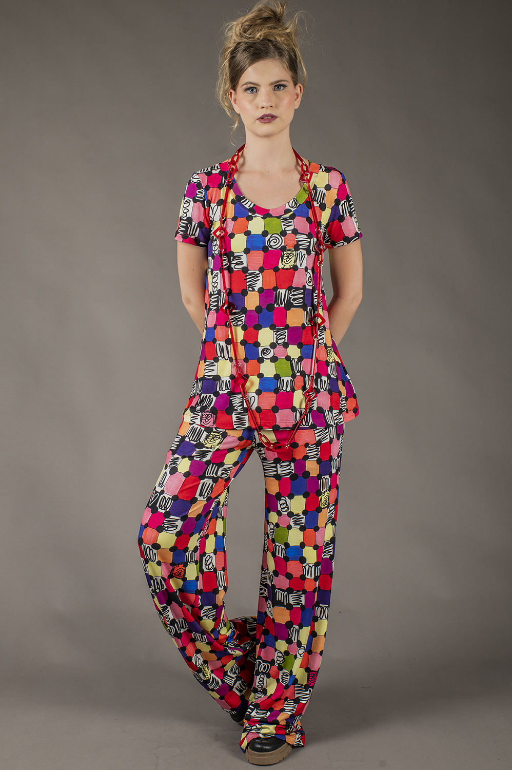 BLUSA COM DECOTE REDONDO E MANGA CURTA