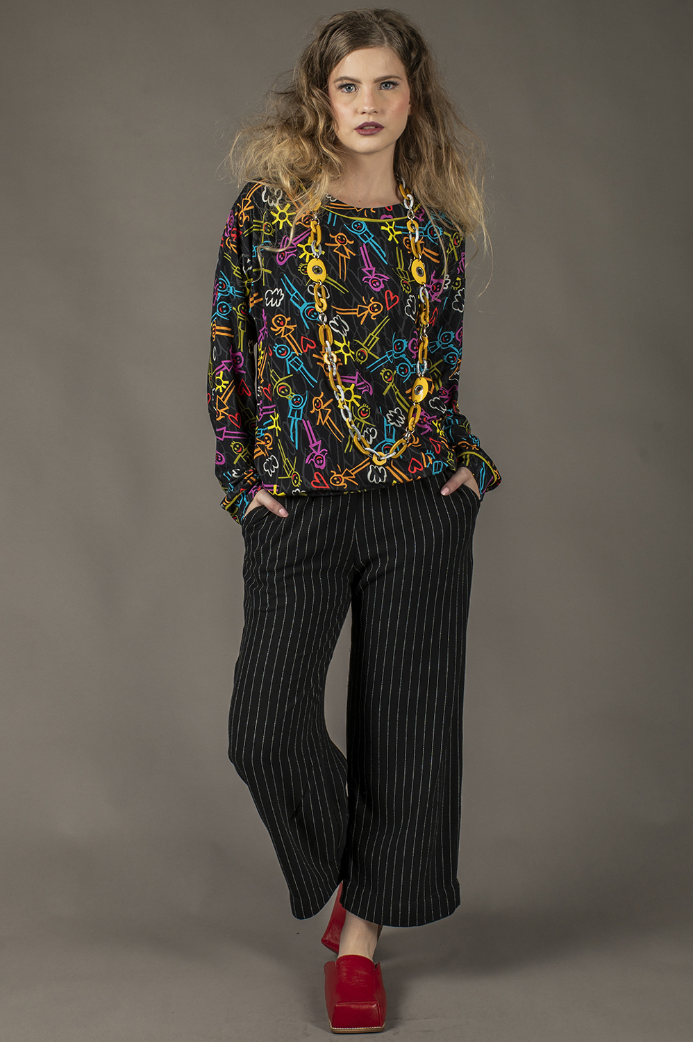 BLUSA SOLTINHA DE MANGA LONGA TIPO COLLEGE COM PUNHOS NA BARRA E NAS MANGAS