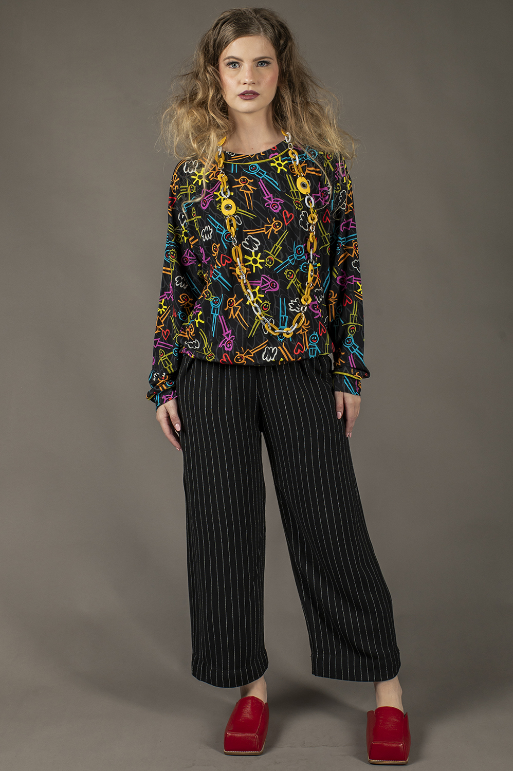 BLUSA SOLTINHA DE MANGA LONGA TIPO COLLEGE COM PUNHOS NA BARRA E NAS MANGAS