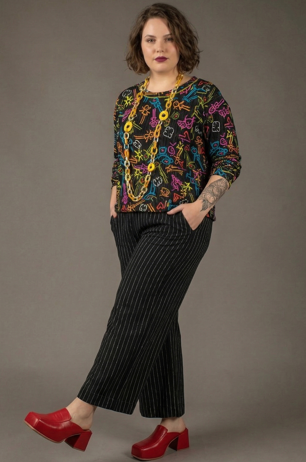 BLUSA PLUS SIZE SOLTINHA DE MANGA LONGA TIPO COLLEGE COM PUNHOS NA BARRA E NAS MANGAS