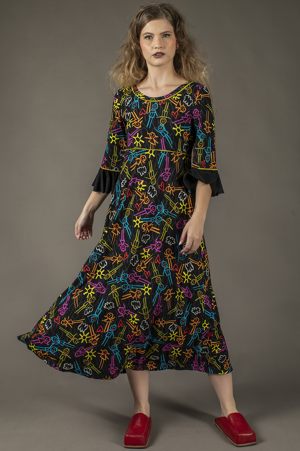 VESTIDO ADVANCED, ABAIXO DO JOELHO, COM RECORTE NO BUSTO, MANGA ACIMA DO COTOVELO COM DETALHE DE JABOT