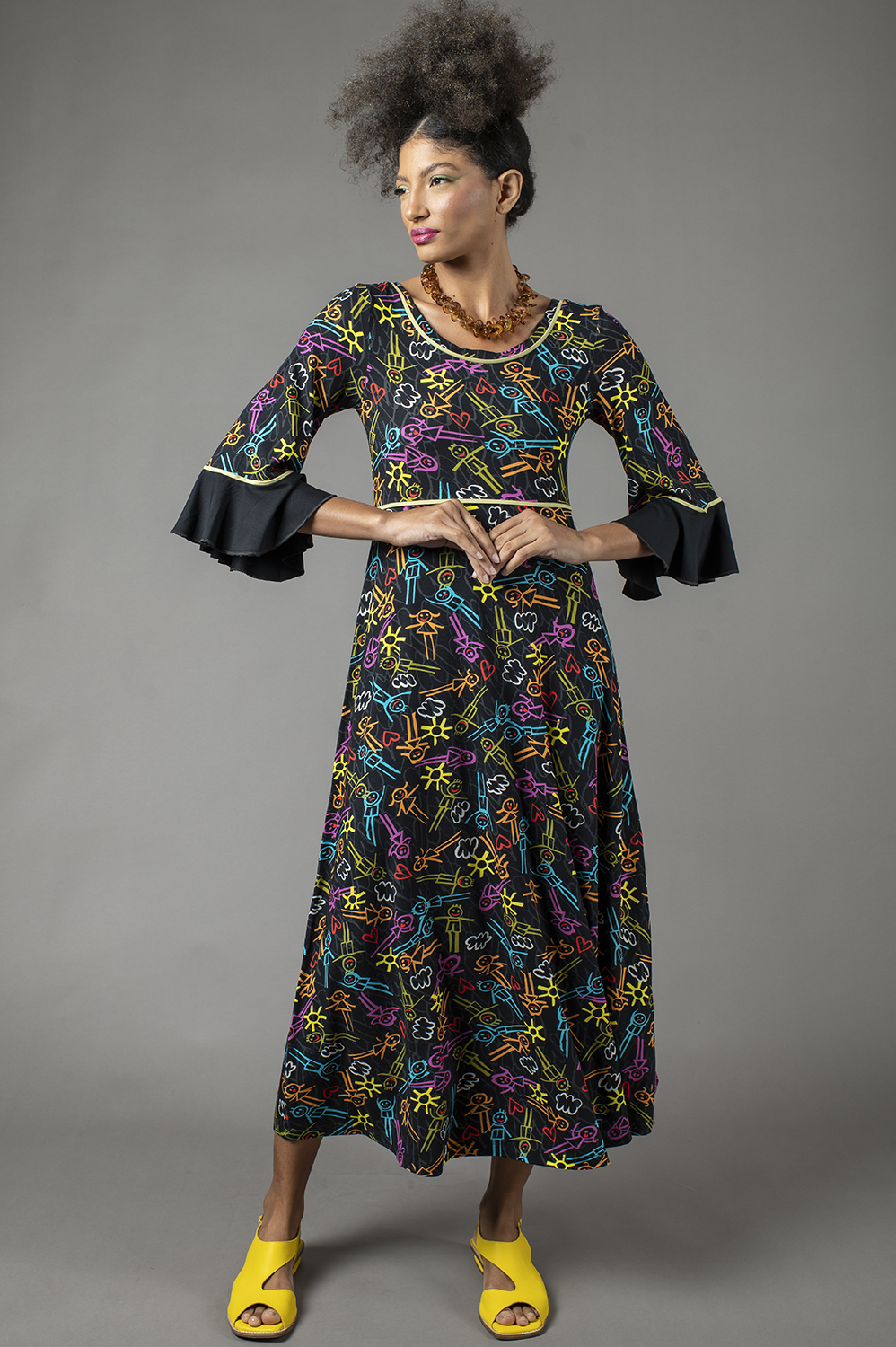 VESTIDO ADVANCED, ABAIXO DO JOELHO, COM RECORTE NO BUSTO, MANGA ACIMA DO COTOVELO COM DETALHE DE JABOT