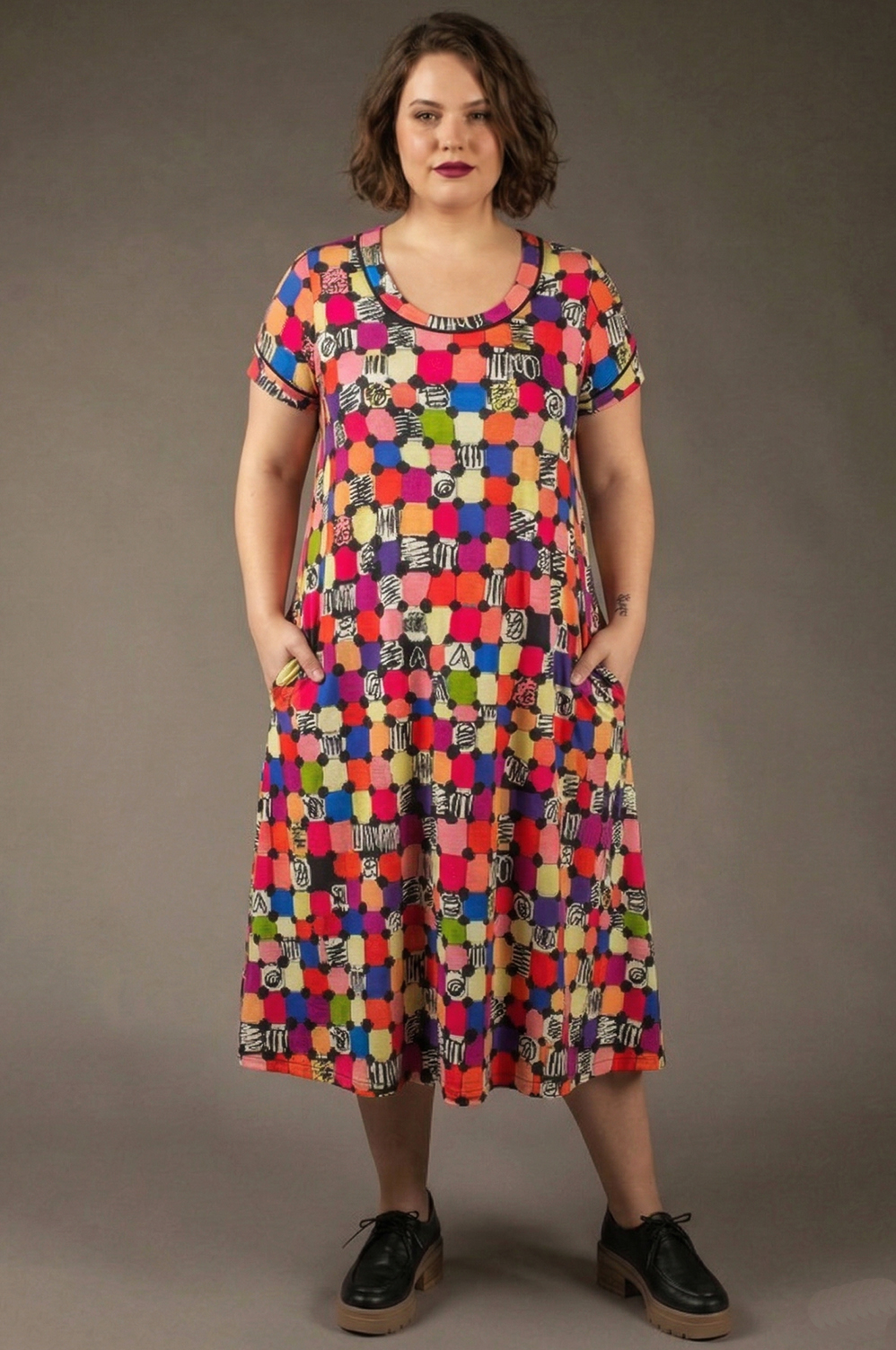 VESTIDO PLUS SIZE, LEVEMENTE LINHA A, MIDI, COM DECOTE REDONDO, MANGA CURTA E BOLSOS