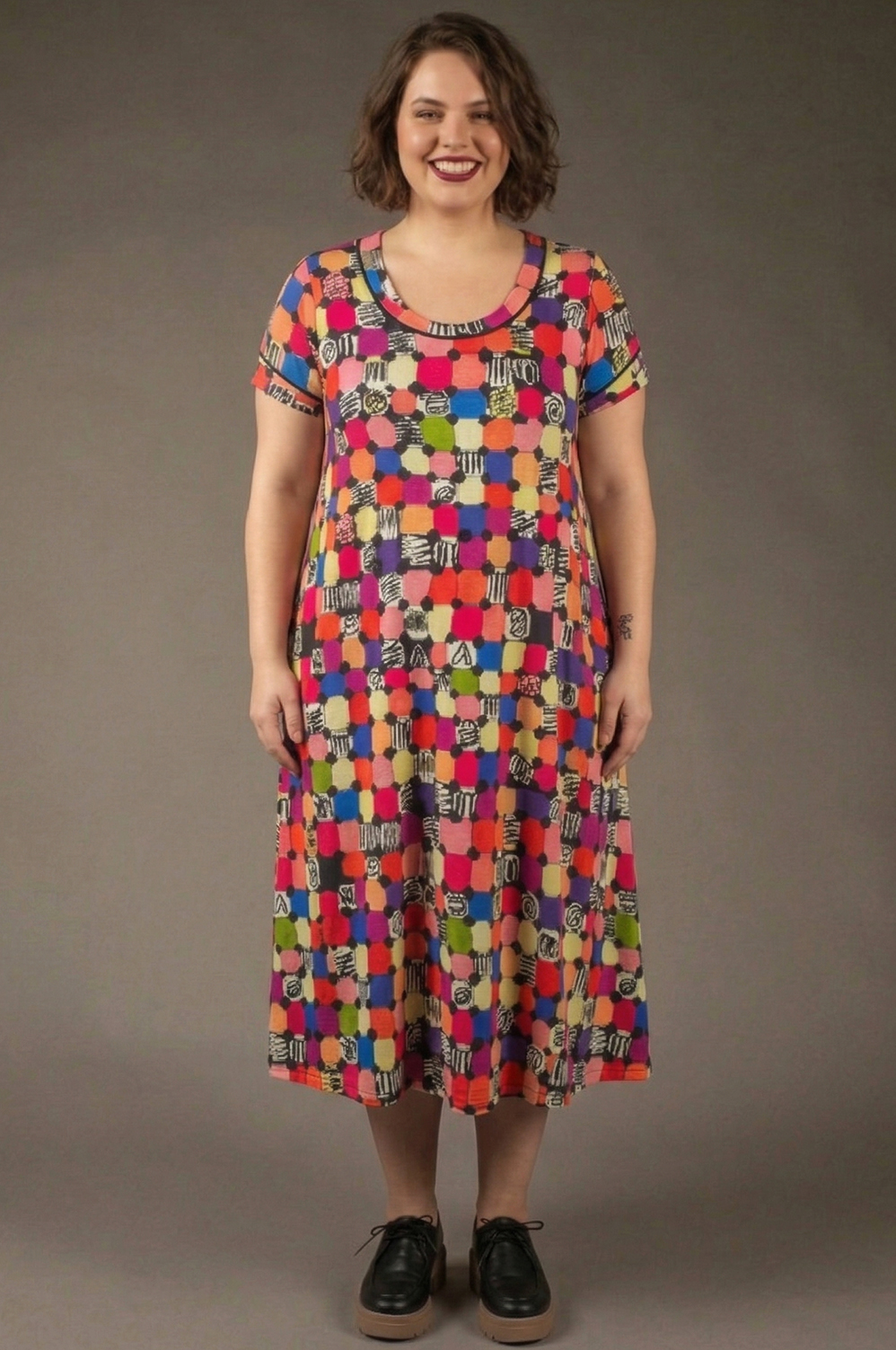 VESTIDO PLUS SIZE, LEVEMENTE LINHA A, MIDI, COM DECOTE REDONDO, MANGA CURTA E BOLSOS