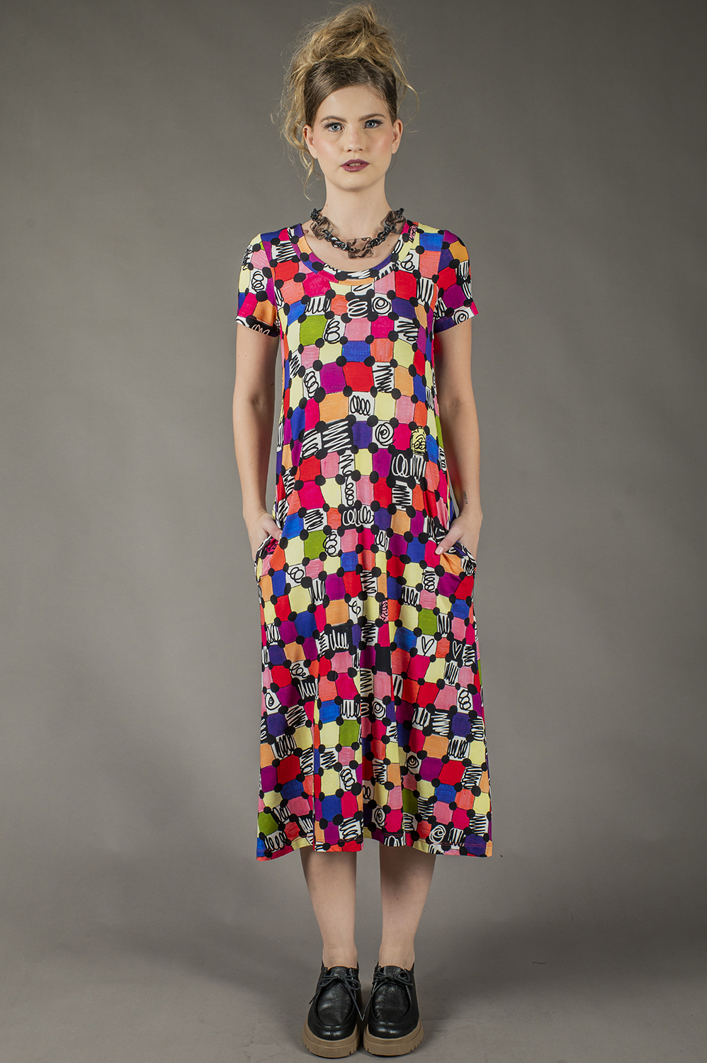 VESTIDO LEVEMENTE LINHA A, MIDI, COM DECOTE REDONDO, MANGA CURTA E BOLSOS