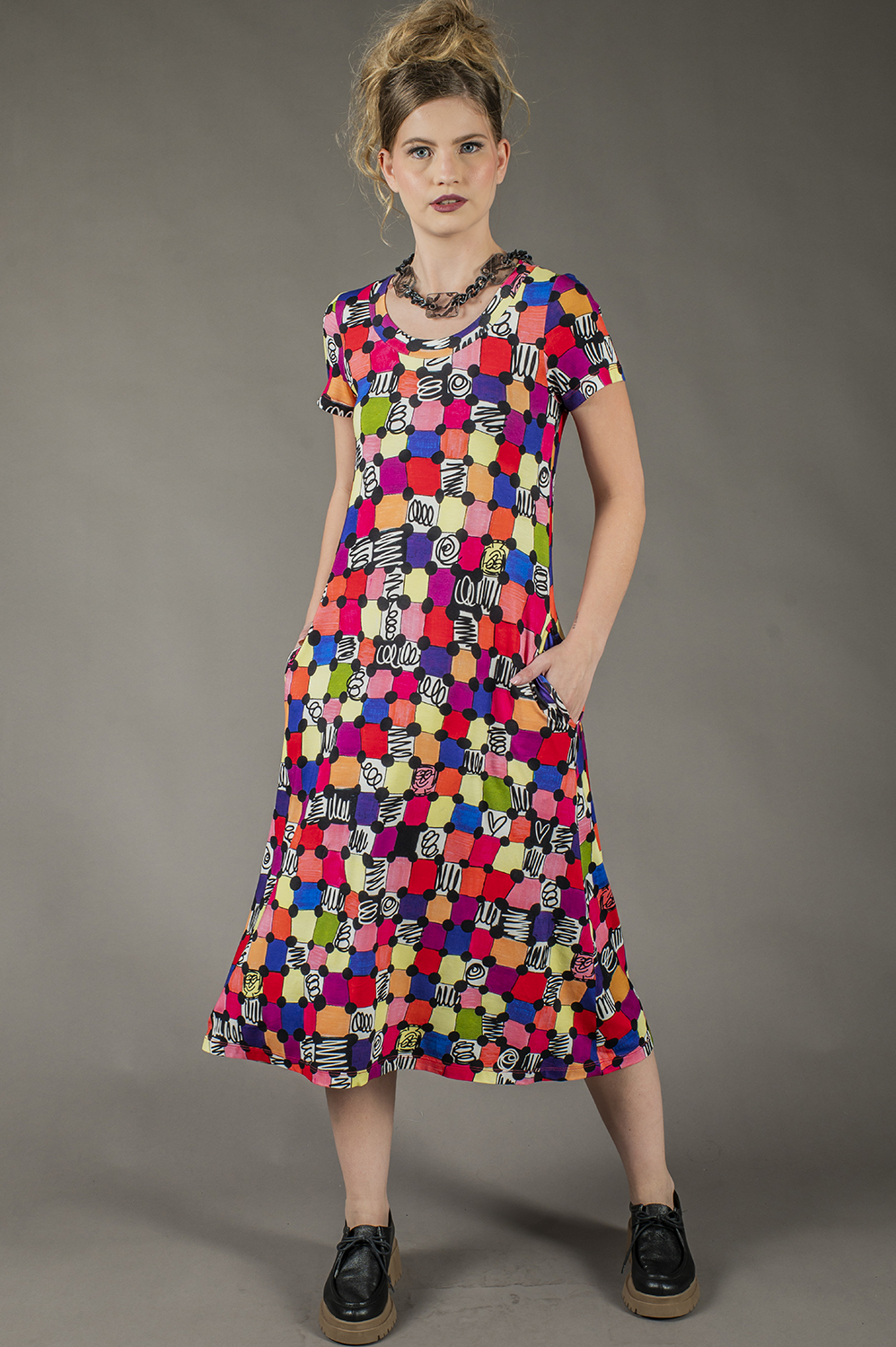 VESTIDO LEVEMENTE LINHA A, MIDI, COM DECOTE REDONDO, MANGA CURTA E BOLSOS