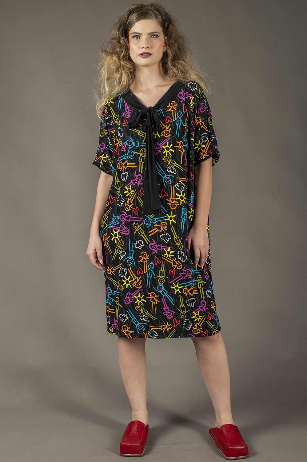 VESTIDO SAIA MULTIFUNCIONAL COM MODELAGEM GEOMÉTRICA