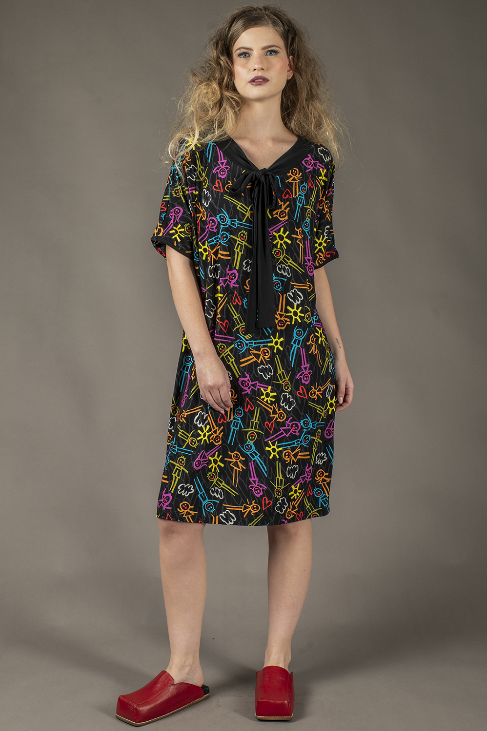 VESTIDO SAIA MULTIFUNCIONAL COM MODELAGEM GEOMÉTRICA