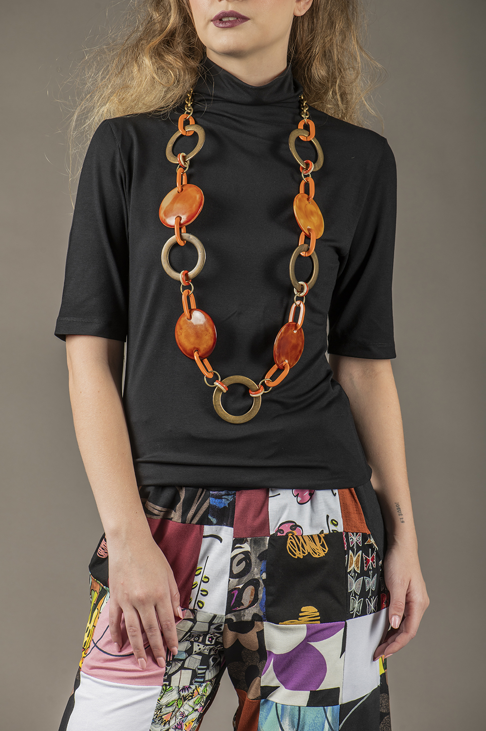 BLUSA MAIS CERTINHA DE GOLA ALTA E MANGA ACIMA DO COTOVELO