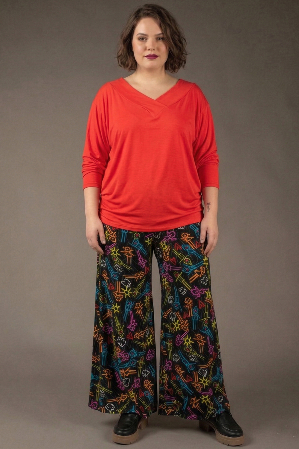 BLUSA PLUS SIZE DECOTE V, MANGA LONGA LEVEMENTE MORCEGO COM DETALHE DE PUNHO NA MANGA E NO CÓS