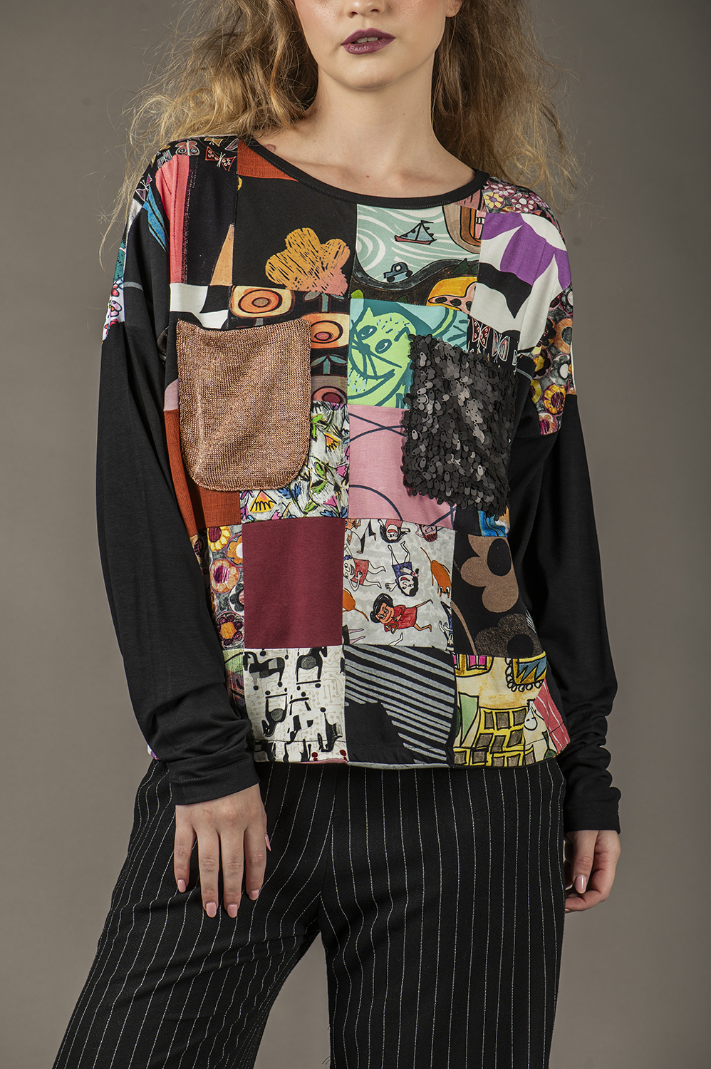 BLUSA DE PATCHWORK, DE MANGA LONGA, SOLTINHA LEVEMENTE TRIANGULAR