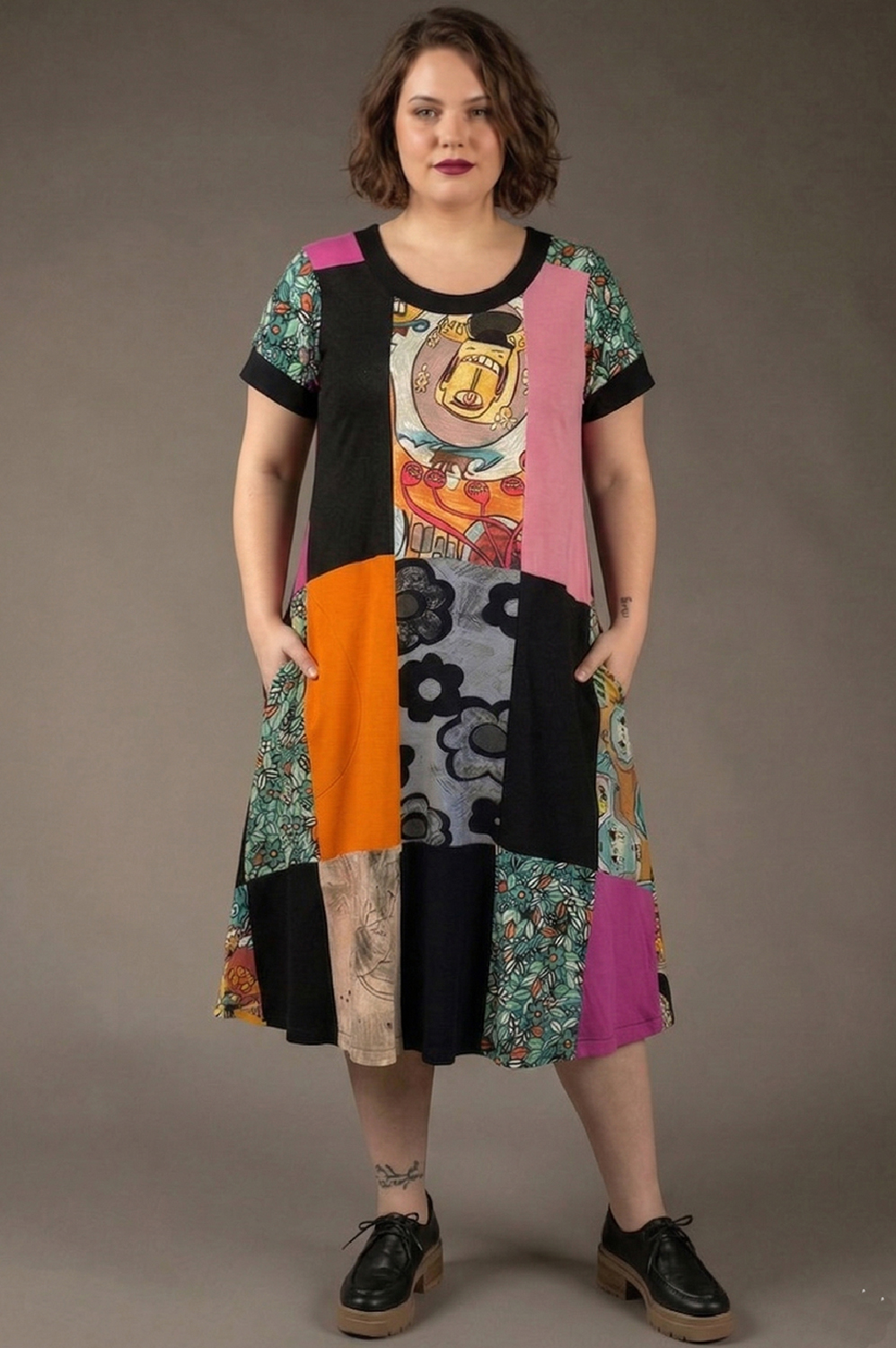 VESTIDO PLUS SIZE, DE PATCHWORK, LEVEMENTE LINHA A, MIDI, COM DECOTE REDONDO, MANGA CURTA E BOLSOS